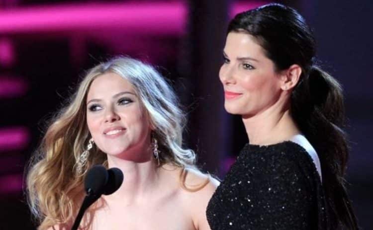 Scarlett Johansson and Sandra Bullock kissed in 2010 during the MTV Movie Awards (Photo: MTV).