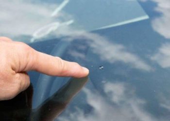 Homemade trick: learn how to repair scratches on your windshield with these simple steps.