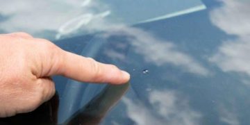 Homemade trick: learn how to repair scratches on your windshield with these simple steps.