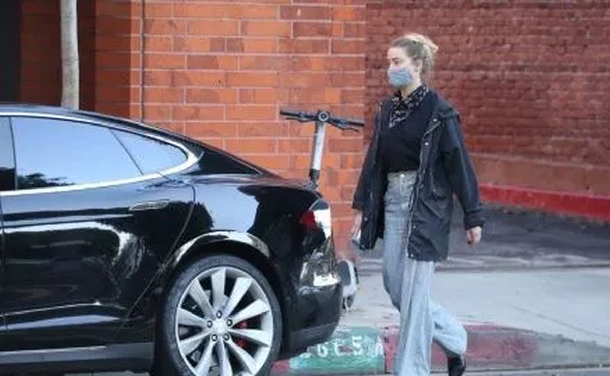 Amber Heard and the Tesla Model S (Photo: Twitter).