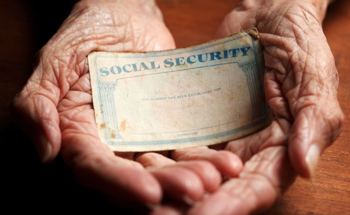 To get Social Security checks is compulsory to meet some requirements