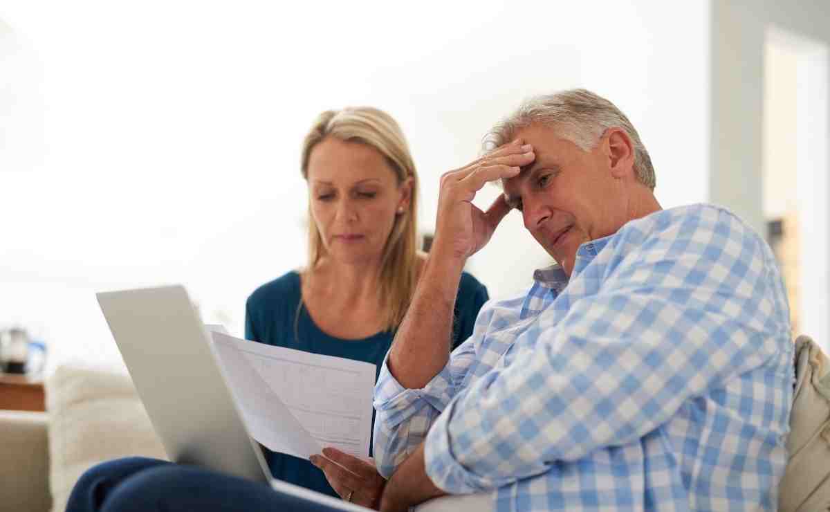 Couple looking worried to talk about seniors on Social Security and the 2024 COLA