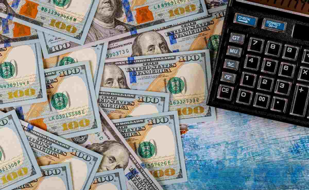 Dollars and calculator to work out the amount of your 2024 Social Security payment