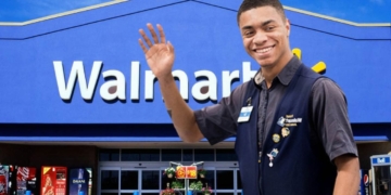 Walmart is Hiring Cashiers and Front-End Associates with Salaries Up to $26/Hour