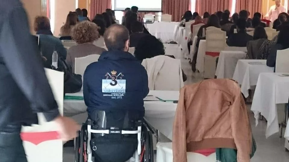 Francisco Zuasti asistiendo a un evento sobre accesibilidad.