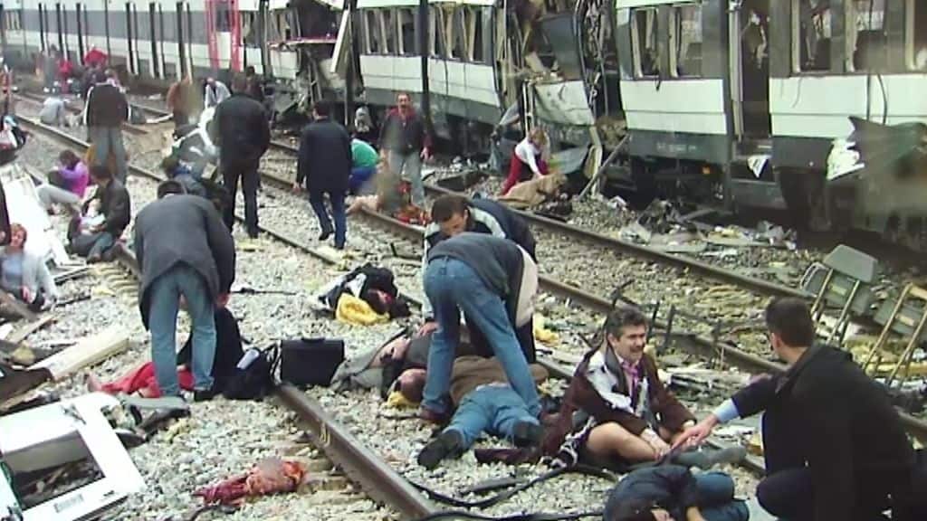 Tren destrozado tras el atentado