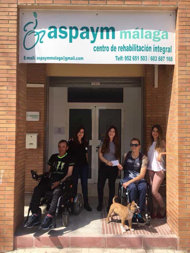 La Youtuber Esther Cañas de "Atrapatusueño" dona el dinero recaudado por el video de 1 semana en silla de ruedas a Aspaym Málaga