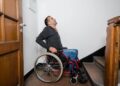 usuario silla de ruedas ante unas escaleras