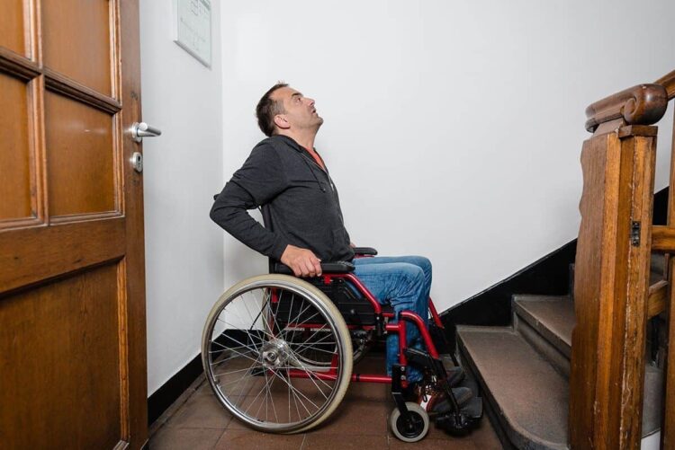usuario silla de ruedas ante unas escaleras