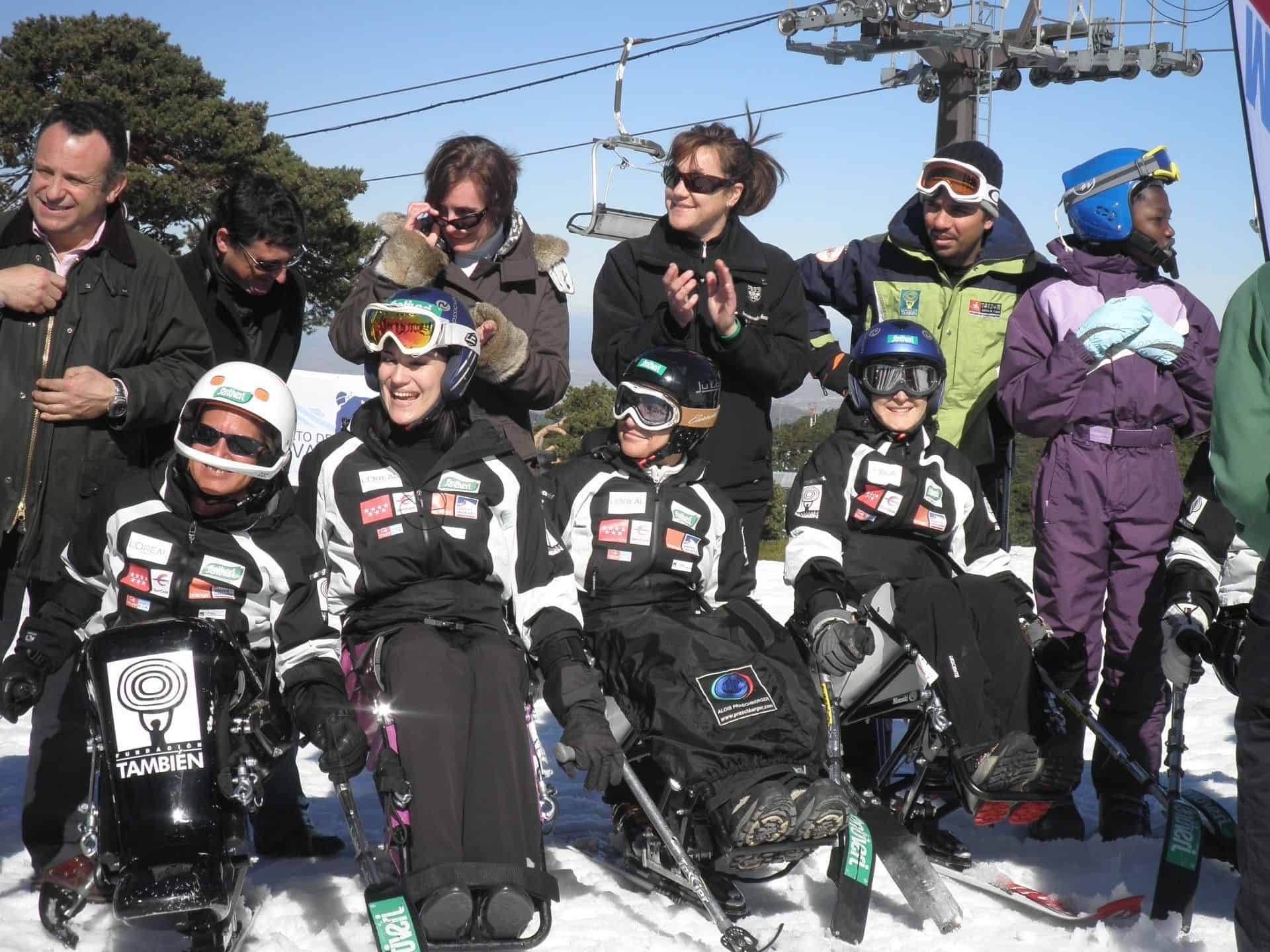 Blanca junto a esquiadores con discapacidad 