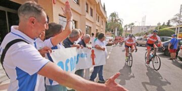 Miembros de AFANAS Jerez reciben a los ciclistas de Edrington