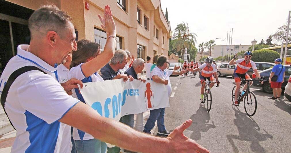 Miembros de AFANAS Jerez reciben a los ciclistas de Edrington