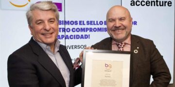 Accenture reconocida con el Sello Bequal Plus que otorga la Fundación Bequal. El presidente de Accenture, Juan Pedro Moreno, ha recibido el Sello Bequal de manos de Luis Cayo Pérez, presidente de la Fundación Bequal - FUNDACIÓN ONCE