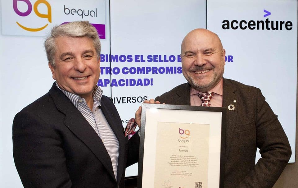 Accenture reconocida con el Sello Bequal Plus que otorga la Fundación Bequal. El presidente de Accenture, Juan Pedro Moreno, ha recibido el Sello Bequal de manos de Luis Cayo Pérez, presidente de la Fundación Bequal - FUNDACIÓN ONCE