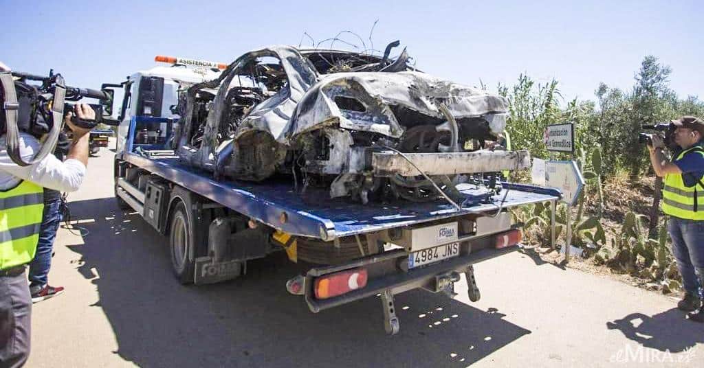 Coche accidentado encima de la grúa