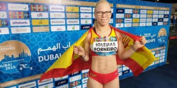 Adiaratou Iglesias posa con la bandera de España tras una carrera