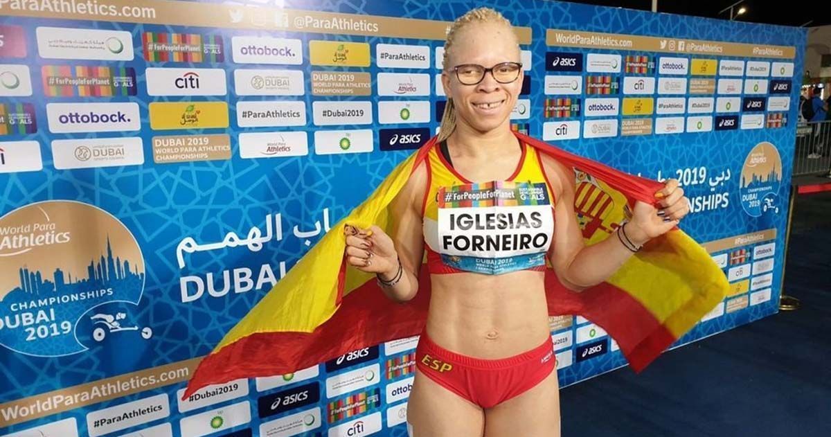 Adiaratou Iglesias posa con la bandera de España tras una carrera