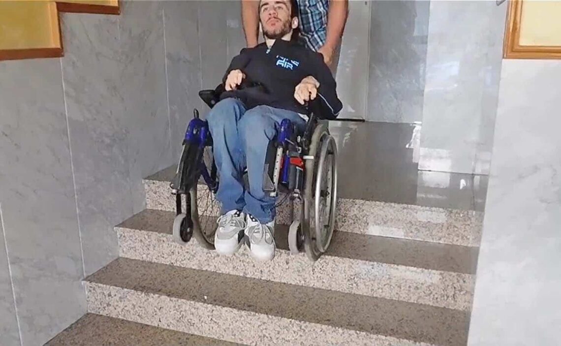 Adrián, el joven que tienes problemas de accesibilidad en su vivienda