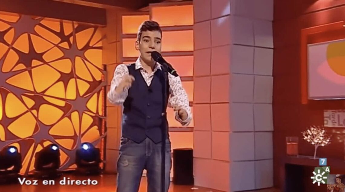 Adrián Martín cantando