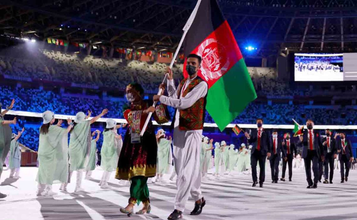 Deportistas de Afganistán durante la ceremonia inaugural de los Juegos Olímpicos de Tokio 2020
