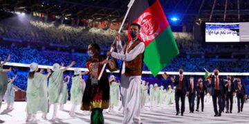Deportistas de Afganistán durante la ceremonia inaugural de los Juegos Olímpicos de Tokio 2020