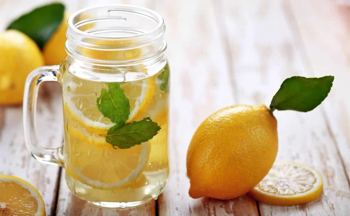 Agua tibia con limón