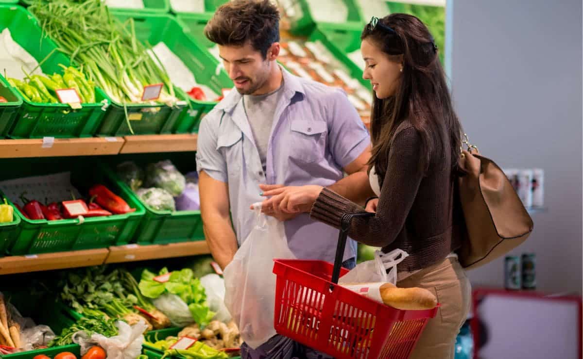 Ahorrar en la cesta de la compra./ Foto de Canva