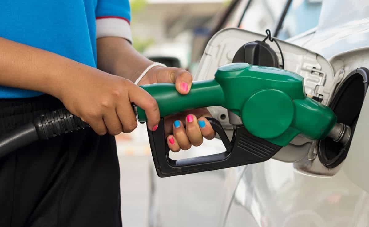 La OCU señala cual es el día más barato para echar gasolina | CANVA