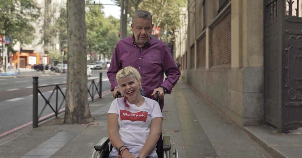 Alberto Chicote con una de las protagonistas de 'Auténticos', el nuevo programa de laSexta