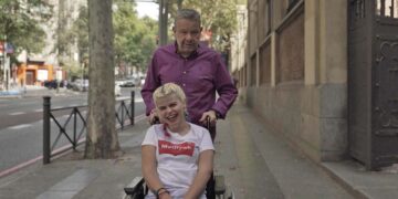 Alberto Chicote con una de las protagonistas de 'Auténticos', el nuevo programa de laSexta