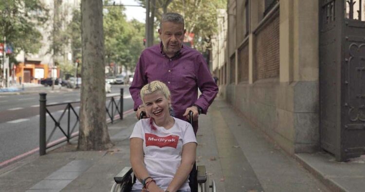 Alberto Chicote con una de las protagonistas de 'Auténticos', el nuevo programa de laSexta