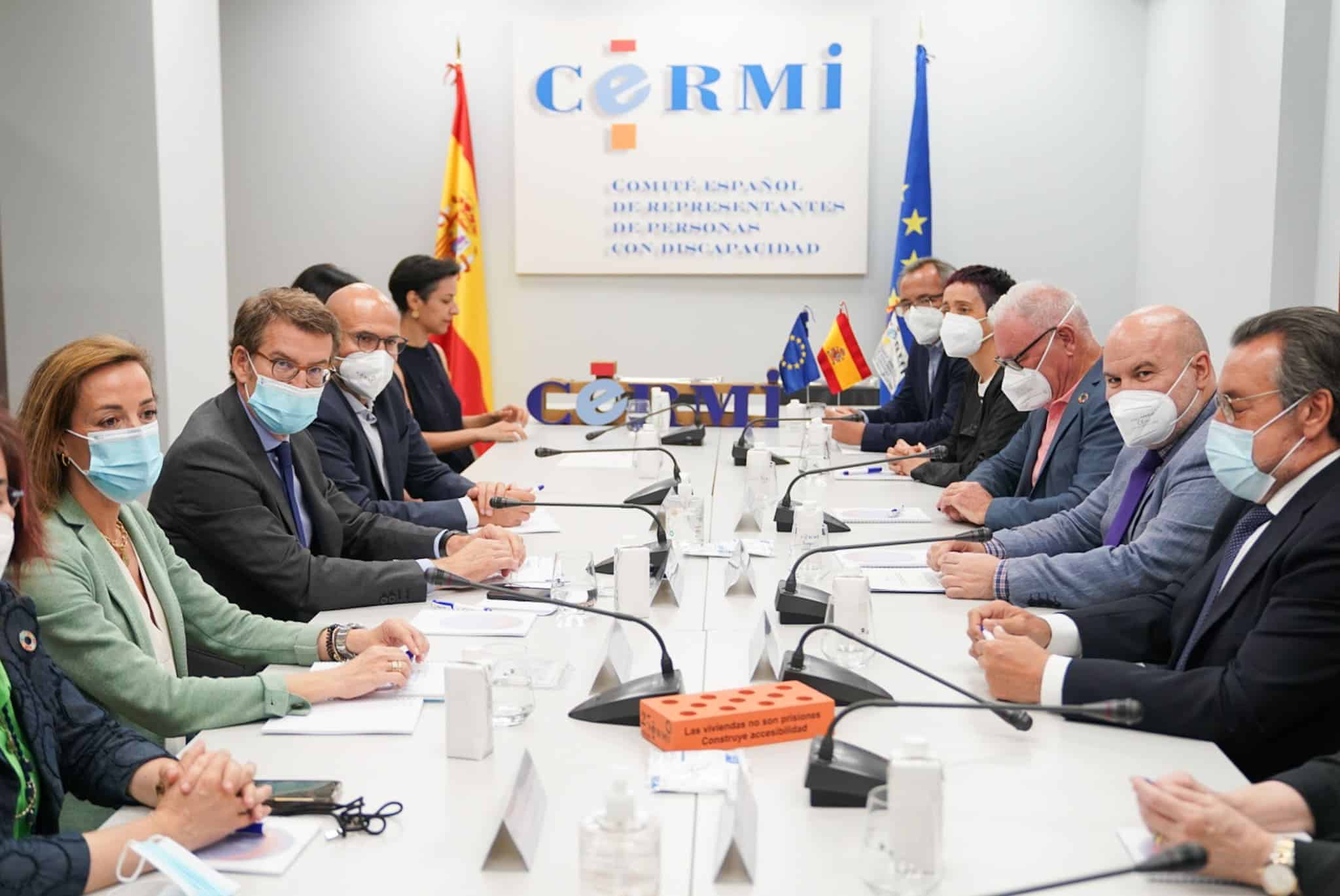 Alberto Feijoo y Carmen Navarro en una reunión con el CERMI discapacidad