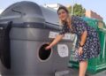 La alcaldesa de Alcalá de Guadaíra, Ana Isabel Jiménez, junto a un contendor adaptado