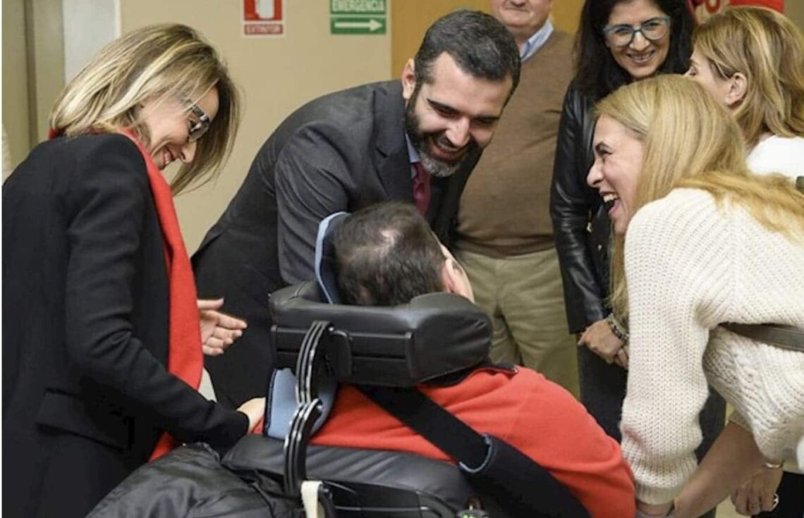 Alcalde de Almería con una persona con discapacidad - AYUNTAMIENTO DE ALMERÍA