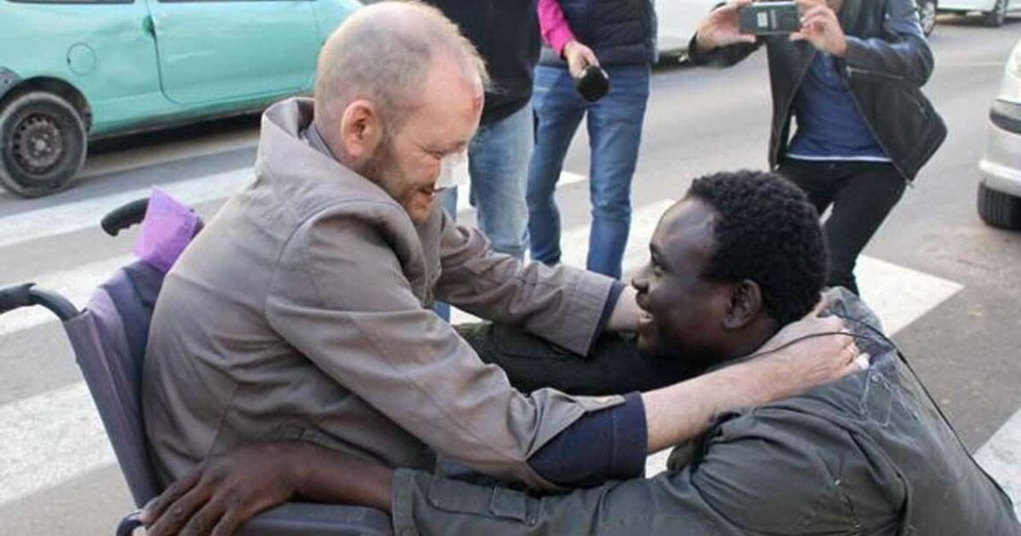 Álex y Gorgui abrazados en su reencuentro tras el rescate del incendio