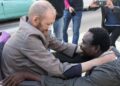 Álex y Gorgui abrazados en su reencuentro tras el rescate del incendio
