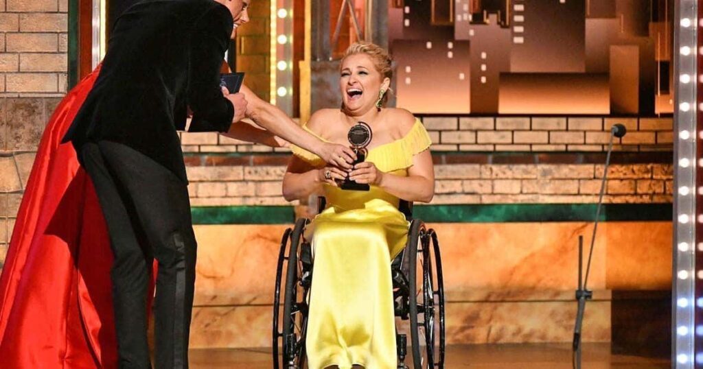 Ali Stroker, la primera actriz en silla de ruedas en recibir un premio Tony de teatro