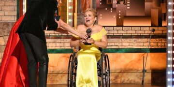 Ali Stroker, la primera actriz en silla de ruedas en recibir un premio Tony de teatro
