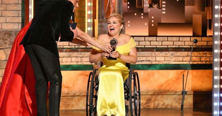 Ali Stroker, la primera actriz en silla de ruedas en recibir un premio Tony de teatro
