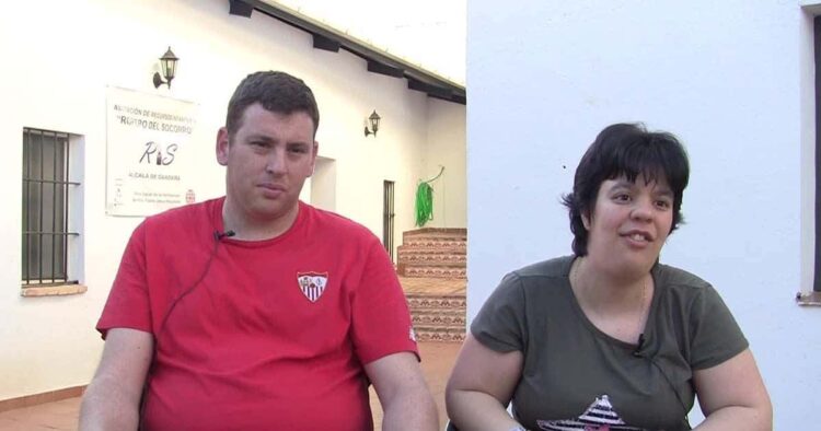 Álvaro y Ángeles, dos jóvenes con discapacidad intelectual, acuden como voluntarios cada semana al Ropero del Socorro