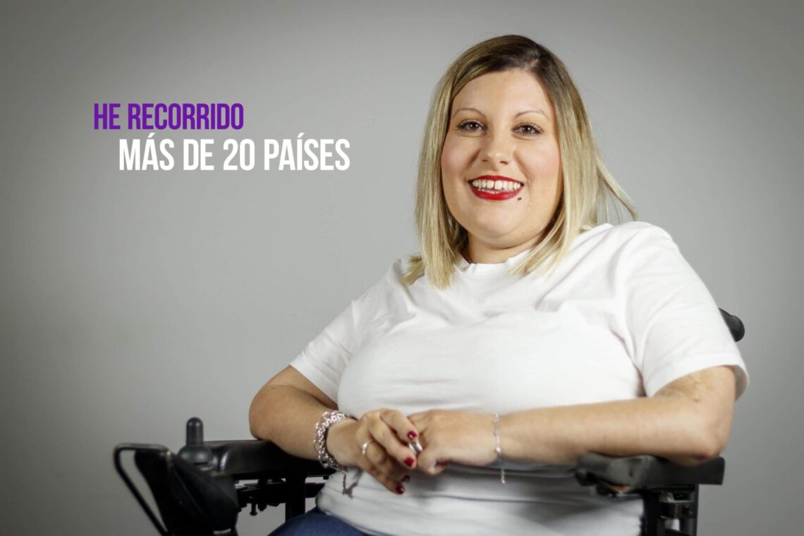 Mujer en silla de ruedas con discapacidad