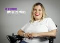 Mujer en silla de ruedas con discapacidad