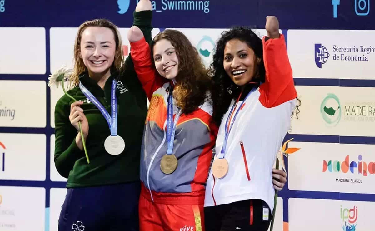 Anastasiya Dmytriv en el podium tras ganar el oro en el Mundial paralímpico de Natación