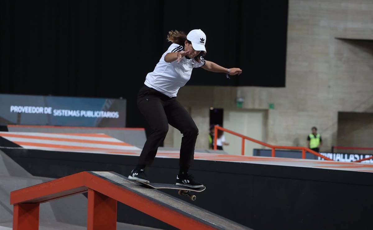 Andrea Benitez skateboarding