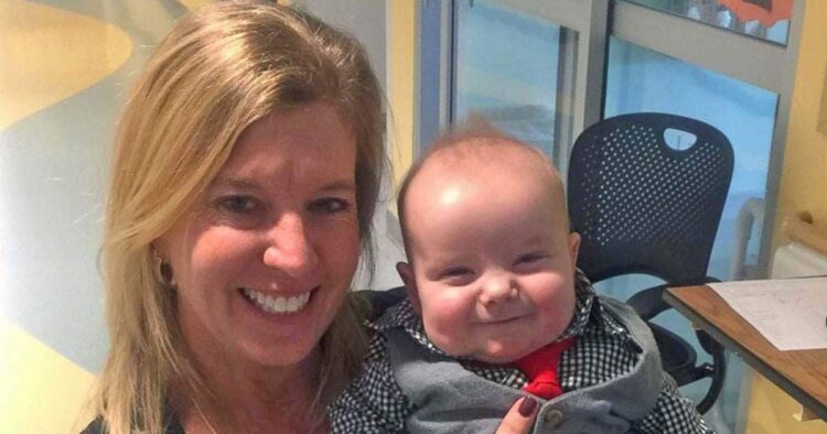 Una enfermera adopta al bebé que cuidó durante meses