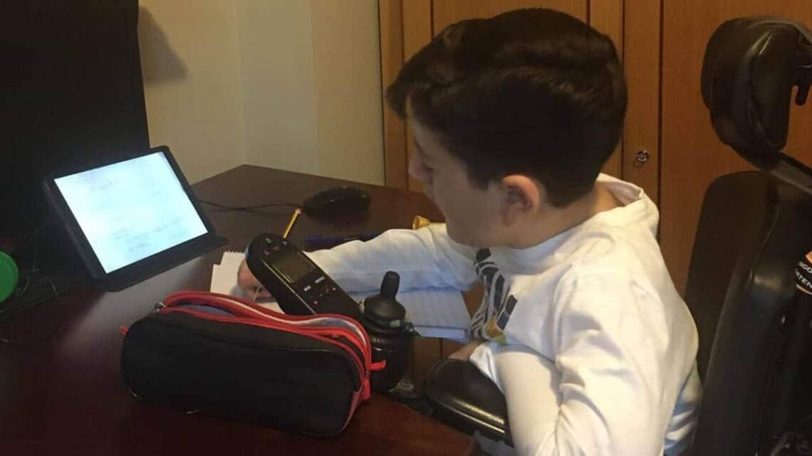 Antonio realizando sus deberes en casa