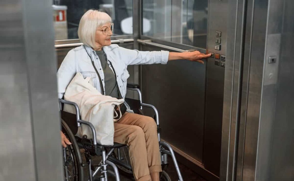 Ascensor para persona con discapacidad./ Licencia Adobe Stock
