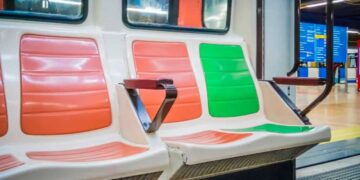 Asiento para personas con movilidad reducida metro de Madrid