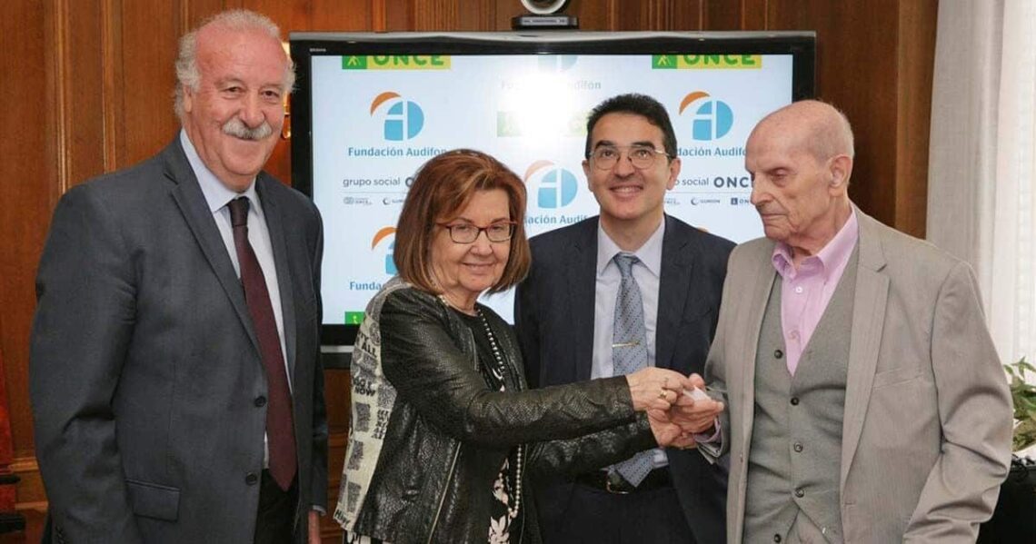 Audifón entrega 10 audifonos a la Once