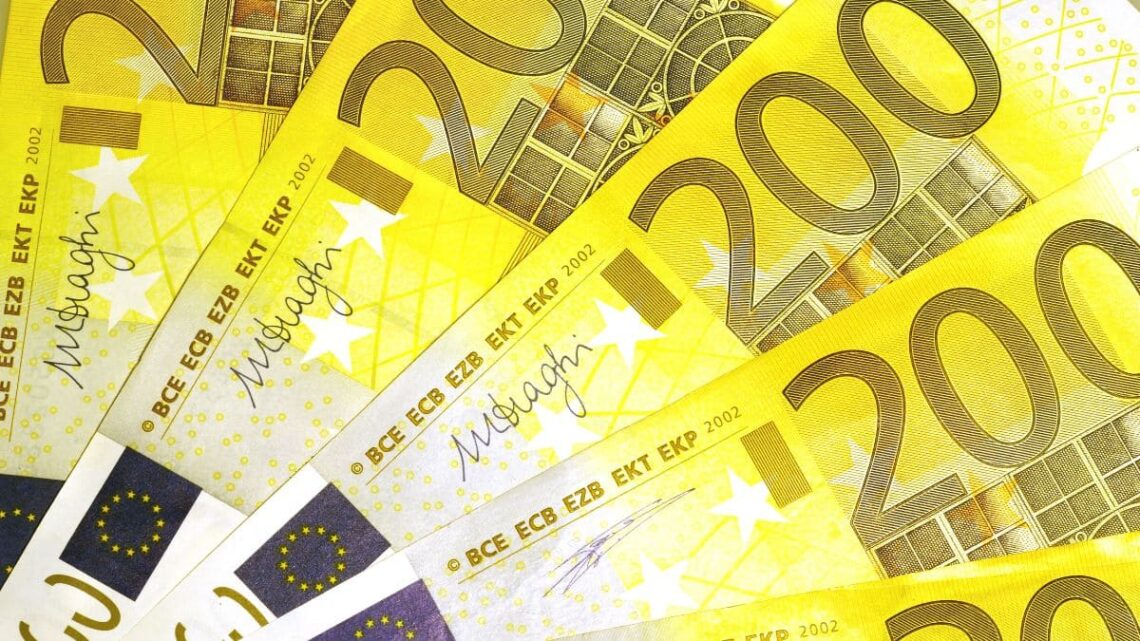 Ayuda de 200 euros, dinero, billetes, euros